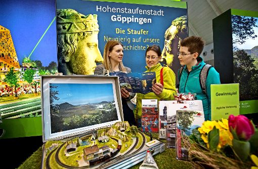 Eingerahmt von den Stauferkaisern informiert Lisa Herr (links) vom Göppinger Stadtmarketing auf der CMT über das touristische Angebot der Hohenstaufenstadt. Foto: Steinert