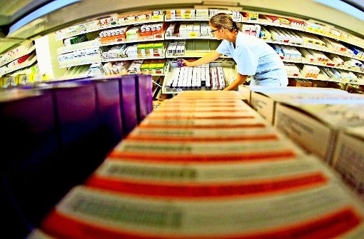 Versandapotheken aus dem europäischen Ausland müssen sich nicht an die Preisbindung für Medikamente halten. Niedergelassene Apotheker fürchten um ihr Geschäft. Foto: dpa