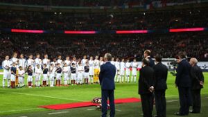Vor dem Spiel der englischen Nationalelf gegen Frankreich in London haben Fans beider Teams einträchtig die französische Nationalhymne gesungen. Prinz William (Vierter von rechts) war auch im Stadion. Foto: Getty Images Europe
