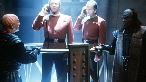Szene aus dem Kinofilm „Star Trek VI: Das unentdeckte Land“ (1991, von links: Klingonen-General Chang, Captain Kirk,  Dr. McCoy, ein klingonischer Ankläger). Foto: Picture Alliance