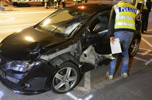 In Mönchengladbach wird am 16. Juni 2017 ein Fußgänger bei einem illegalen Autorennen getötet. Er ist einer von vielen Opfer, die dem Raser-Wahnsinn zum Opfer fallen. Foto: dpa