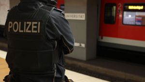 An der Haltestelle Universität ist in einer S-Bahn ein verdächtiges Paket untersucht worden. Foto: 7aktuell.de/David Skiba