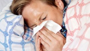 Wer unter einer Grippe leidet, sollte sich im Bett auskurieren. Foto: dpa