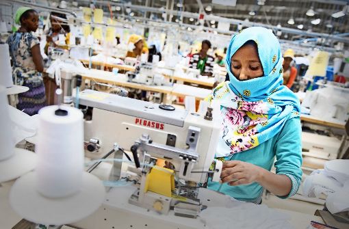 Kinderkleidung für Europa: Näherinnen in einer Textilfabrik in Addis Abeba. Äthiopien öffnet sich zögernd dem globalen Kapitalismus. Foto: dpa, Link (2)