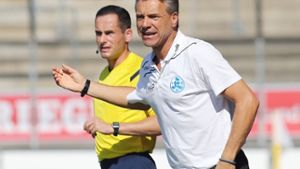 Die Anweisungen von Kickers-Trainer Horst Steffen sind bei der kniffligen Aufgabe in  Kiel gefragt Foto: Baumann