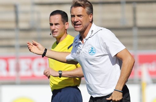 Die Anweisungen von Kickers-Trainer Horst Steffen sind bei der kniffligen Aufgabe in  Kiel gefragt Foto: Baumann