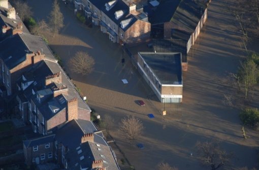 Die Fotos zeigen die Heftigkeit der Überflutungen in Nordengland. Foto: dpa
