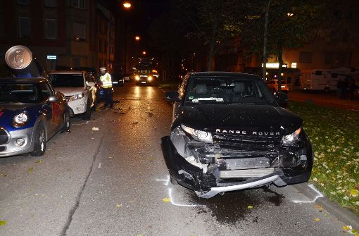 Bei dem Unfall wurden vier Autos beschädigt. Foto: Andreas Rosar Fotoagentur-Stuttg