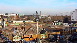 Die Sanierungsarbeiten auf dem ehemaligen Schoch-Gelände am Bahnhof Feuerbach laufen seit dem Frühjahr. Momentan wird das verseuchte Erdreich ausgehoben. Foto: Georg Friedel
