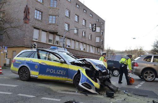 Die Schuldfrage bei diesem Unfall in Stuttgart-Feuerbach ist noch ungeklärt. Foto: Andreas Rosar
