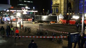 Die Polizei sperrt den Tatort an der Gedächtniskirche in Berlin großräumig ab. Dort sind am Abend mehrere Menschen von einem Lkw getötet worden. Foto: dpa
