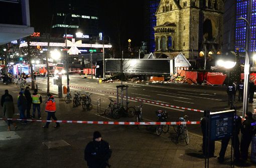 Die Polizei sperrt den Tatort an der Gedächtniskirche in Berlin großräumig ab. Dort sind am Abend mehrere Menschen von einem Lkw getötet worden. Foto: dpa