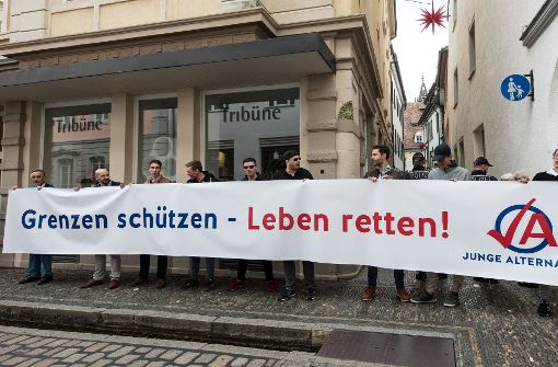 Etwa zehn Anhänger aus dem AfD-Umfeld demonstrieren im Zuge des Mord-Prozesses gegen Hussein K. vor dem Landgericht Freiburg. Foto: dpa