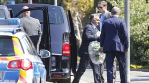 Der ungarische Premier Viktor Orban kommt mit Blumen zu Helmut Kohl. Foto: AP