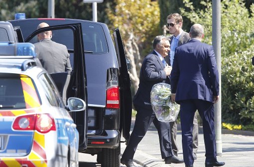 Der ungarische Premier Viktor Orban kommt mit Blumen zu Helmut Kohl. Foto: AP