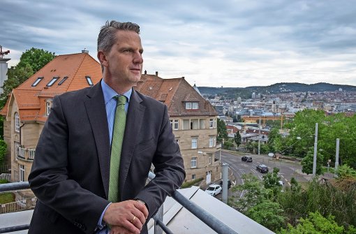 Ulrich Wecker, Geschäftsführer des Vereins „Haus und Grund“, verbringt gern Zeit auf der Dachterrasse in der Gerokstraße 3. Foto: Lichtgut/Max Kovalenko