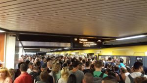 Menschen drängen sich am Freitagmorgen auf einem Bahnsteig am Stuttgarter Hauptbahnhof. Foto: Maik Mattmüller