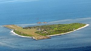 Aufgeschüttet und mit  Landebahn  präsentiert sich eine der Spratly-Inseln. Foto: dpa