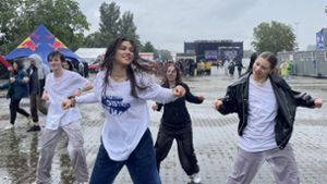 Tanzen gut gelaunt im Regen: Die  Future District Crew von der New York City Dance School lässt sich die Stimmung nicht vermiesen. Foto: Tanja Simoncev