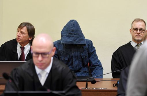 Der Angeklagte Carsten S. mit seinen Anwälten vor Gericht. Foto: dpa