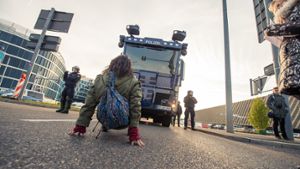 Eine Frau demonstriert mit einer Sitzblockade vor der Polizei an der Messe Foto: 7aktuell.de/Gerlach