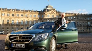 Winfried Kretschmann auf dem Schlossplatz in Stuttgart neben seinem neuen Dienstwagen. Foto: dpa