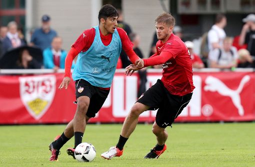 Die VfB-Profis Simon Terodde (rechts) und Berkay Özcan geben am Dienstag im Edeka in der Gaisburgstraße in Stuttgart Autogramme. Foto: Pressefoto Baumann