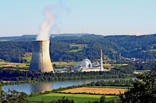 Drei strittige Punkte mit den Schweizern: das Atomkraftwerk Leibstadt (oben), die  Atommüllendlagersuche – hier eine Gesteinserkundung am Monte Terri (links unten) – sowie der Fluglärm vom Flughafen Zürich. (rechts unten). Foto: Bundesregierung, dpa, picture alliance (2)