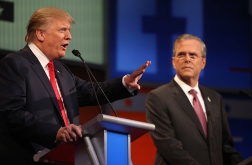 Bedenkliche Blicke: Jeb Bush (rechts) hört sich die Tiraden von Donald Trump an. Foto: AP