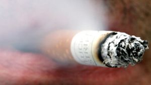 Rauchen gefährdet die Gesundheit – und macht jede kollegiale Weihnachtsfeierheimeligkeit zunichte. Foto: dpa/Martin Gerten