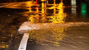 Der Wasserrohrbruch in der Cannstatter Straße hat weit reichende Folgen für den Verkehr in der Stadt. Foto: 7aktuell.de/Adomat