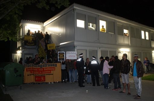 Demonstranten verhinderten in der vergangenen Woche die Abschiebung von Modoulamin C. Foto: Eva Herschmann