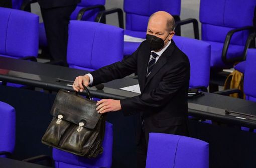 Passt viel rein: Olaf Scholz mit Diensttasche. Foto: AFP/TOBIAS SCHWARZ