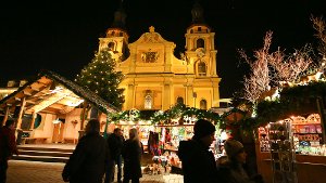 Vor der prachtvollen Kulisse des Ludwigsburger Marktplatzes kann man noch bis zum 22. Dezember den Barock-Weihnachtsmarkt besuchen. Foto: Benjamin Beytekin
