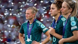 Deutschlands im Finale  verletzte Spielführerin Alexandra Popp (li.) und  ihre Mitspielerinnen können ihre Enttäuschung nicht verbergen. Foto: IMAGO//bner