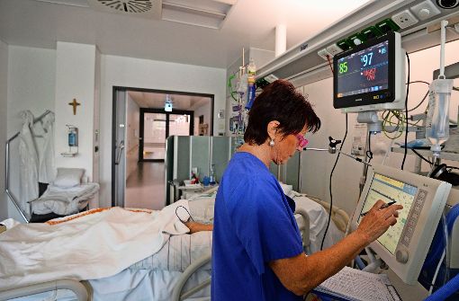 Eine Krankenschwester betreut im St. Josefskrankenhaus in Freiburg  auf der Intensivstation einen Patienten. Foto: dpa