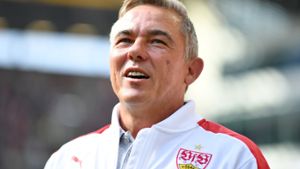 Erfolgreich im ersten Spiel als Interimstrainer des VfB Stuttgart: Olaf Janßen. Foto: dpa