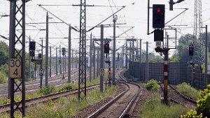 Spielende Kinder im Gleisbereich zwischen Schorndorf und Schorndorf-Weiler haben am Mittwoch den Zugverkehr blockiert und die Polizei auf den Plan gerufen. (Symbolfoto) Foto: dpa