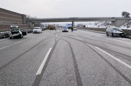 Bei einem Glatteisunfall aus der Autobahn 6 bei Sinsheim sind am Sonntag zwei Fahrzeuge in die Leitplanken gerutscht. Foto: dpa