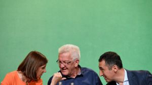 Karin Göring-Eckard, Winfried Kretschmann und Cem Özdemir (von links) werben gemeinsam für eine Regierungsbeteiligung der Grünen. Foto: dpa