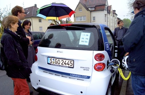 Andreas Leo (2.v.l.) hat den Zuhörern direkt am Objekt erläutert, wie das Ausleihen eines Elektroautos von Car2go funktioniert. Foto: Simone Bürkle