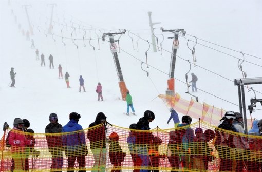Der Feldberg lockt kurz vor dem Jahreswechsel immer mehr Skifahrer an.  Foto: dpa