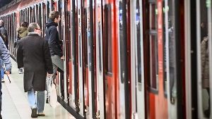 Wie gefährlich sind die S-Bahn-Türen? Am Donnerstag verunglückte ein 50-Jähriger tödlich Foto: Lichtgut/Achim Zweygarth