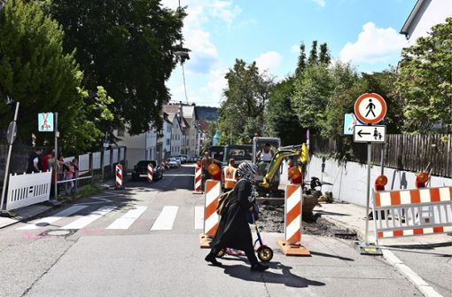 In der Uhlbacher Straße werden gerade  Gehwegnasen installiert. Foto: Mathias Kuhn