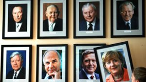 Die Bundeskanzler seit 1949 (v.l. oben): Konrad Adenauer (CDU), Ludwig Erhard (CDU), Georg Kiesinger (CDU), Willy Brandt (SPD) und (v.l. unten): Helmut Schmidt (SPD), Helmut Kohl (CDU), Gerhard Schröder (SPD) und Angela Merkel (CDU). Unter ihnen war das Wahlverhalten der Bürger ganz unterschiedlich. Foto: dpa
