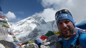 Matthias Baumann fast am Ziel – im Hintergrund sieht man den Mount Everest Foto: Baumann