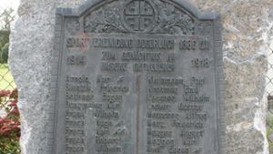 Das ist eine der Bronzeplatte, die auf dem Alten Friedhof in Degerloch an Opfer der beiden Weltkriege erinnern soll. Foto: privat