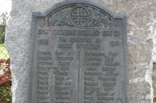 Das ist eine der Bronzeplatte, die auf dem Alten Friedhof in Degerloch an Opfer der beiden Weltkriege erinnern soll. Foto: privat
