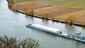 Bei einer Testfahrt auf dem Neckar bei Neckarwestheim hat die EnBW bereits den Transport von Castorbehältern simuliert. Foto: dpa