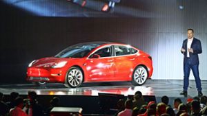Ende Juli hat Tesla-Chef Elon Musk  im kalifornischen Fremont die ersten Exemplare des Model 3 an US-Kunden übergeben. Foto: dpa, Lichtgut/Kovalenko